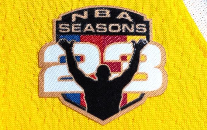 KAIYUN APP-这是要退役了吗？詹姆斯将在剩余比赛中佩戴纪念臂章！